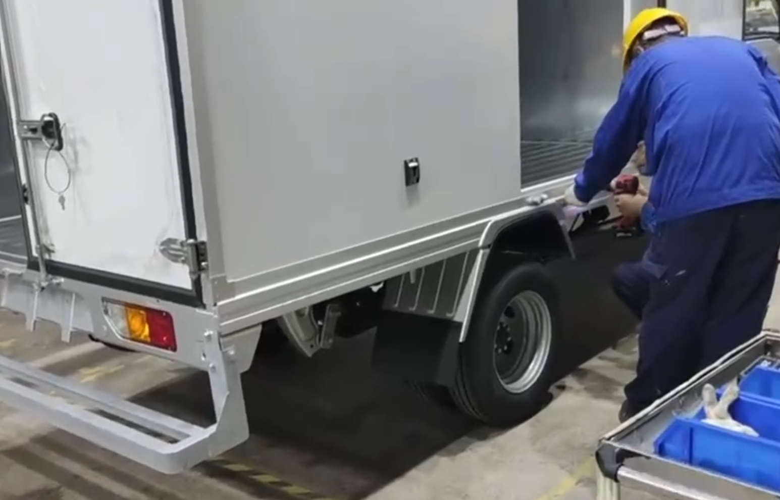 Ostatni etap montażu skrzyni ładunkowej: uszczelnienie za pomocą kleju